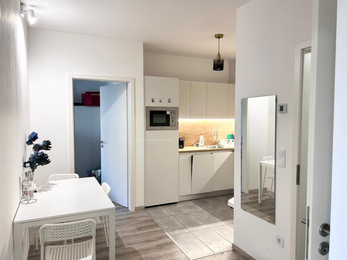 Downtown Family Haven: Modern 3BR with Balcony and Parking Apartment Budapest Exterior photo