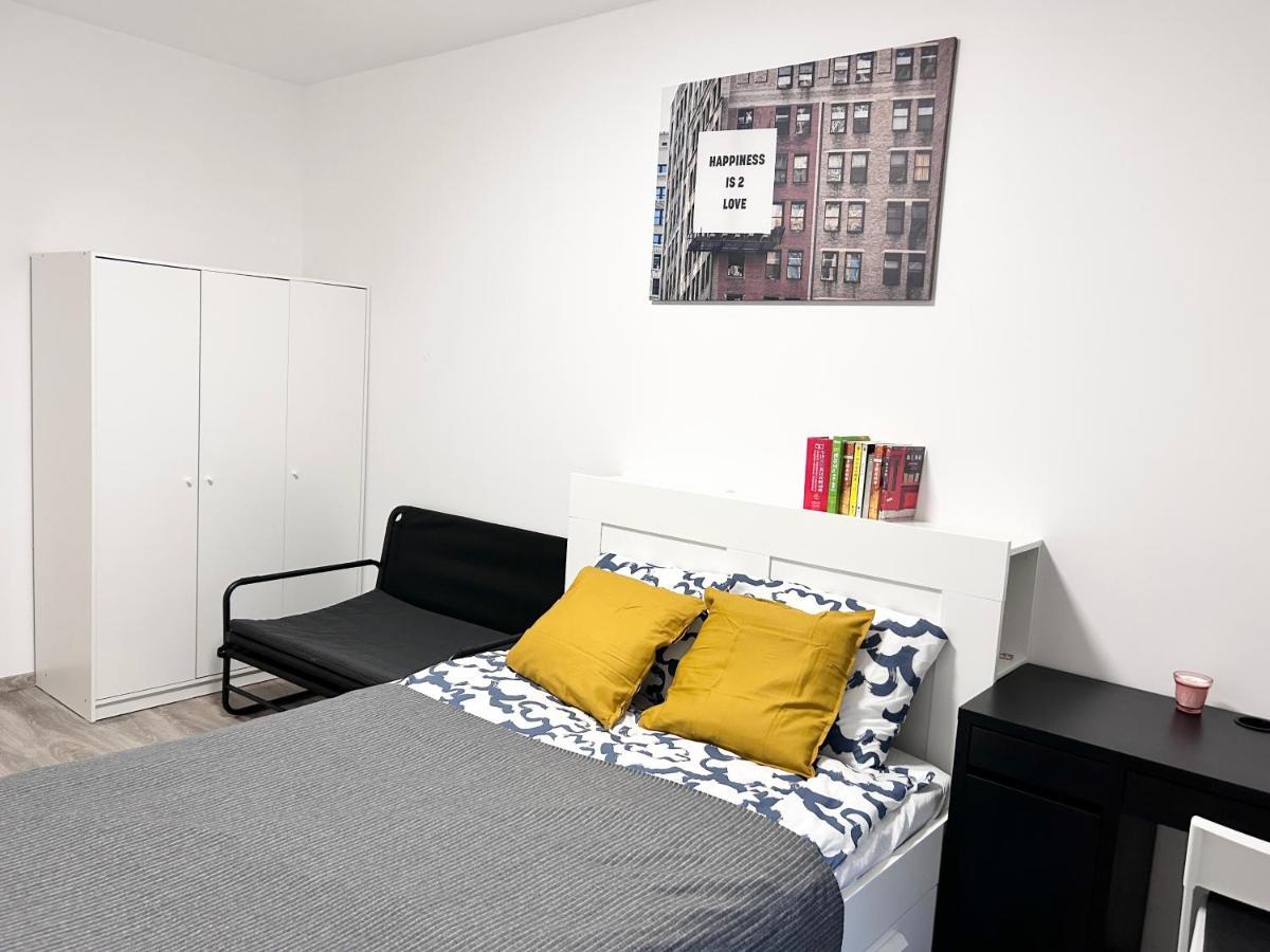 Downtown Family Haven: Modern 3BR with Balcony and Parking Apartment Budapest Exterior photo