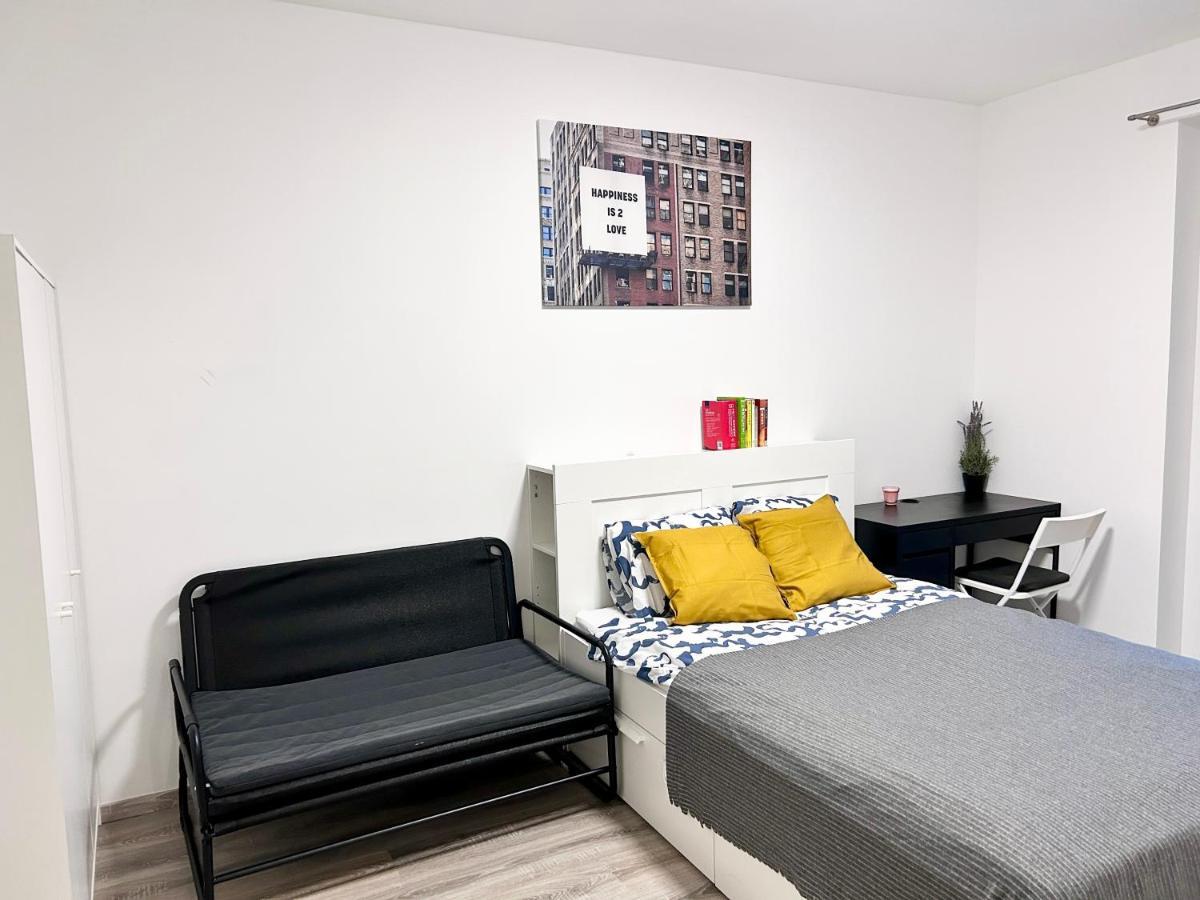 Downtown Family Haven: Modern 3BR with Balcony and Parking Apartment Budapest Exterior photo