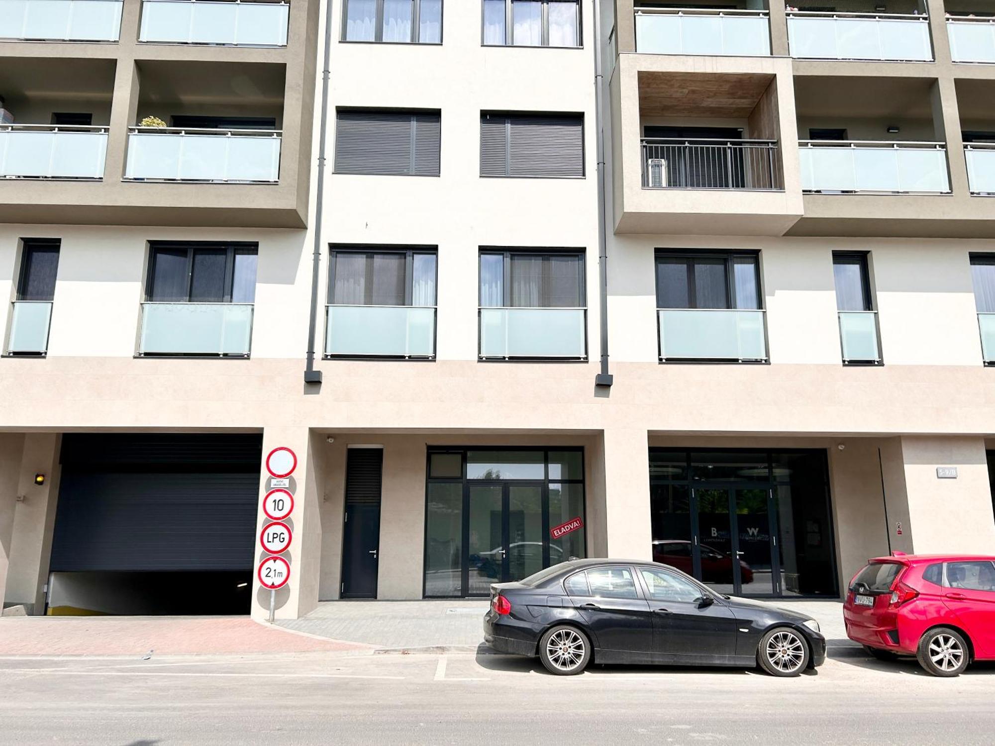 Downtown Family Haven: Modern 3BR with Balcony and Parking Apartment Budapest Exterior photo