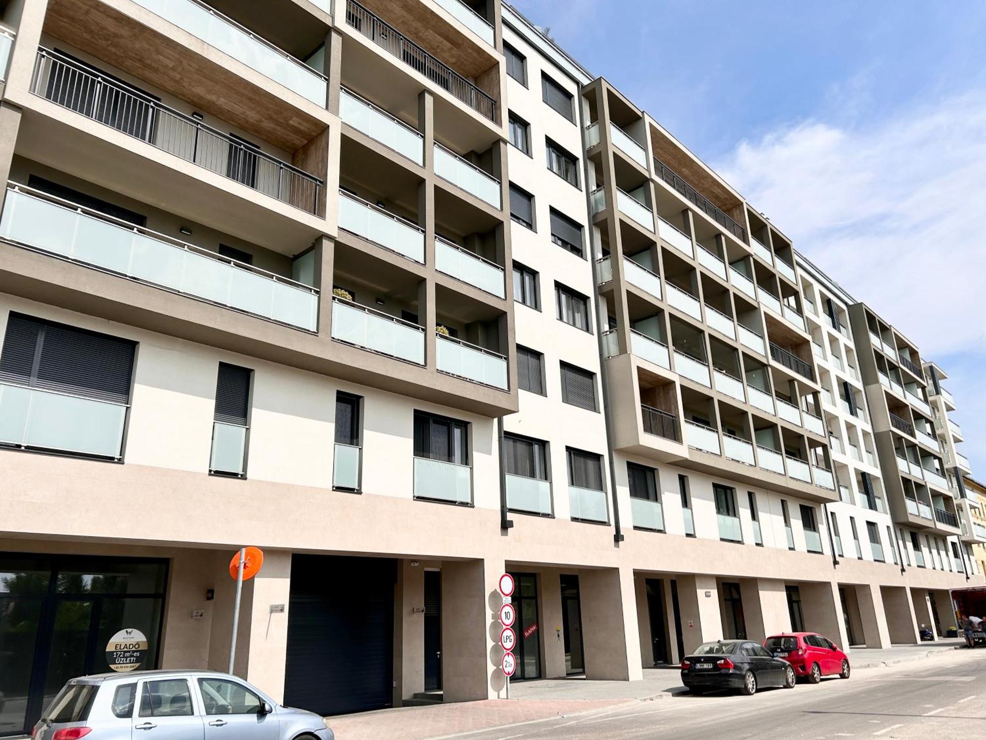 Downtown Family Haven: Modern 3BR with Balcony and Parking Apartment Budapest Exterior photo