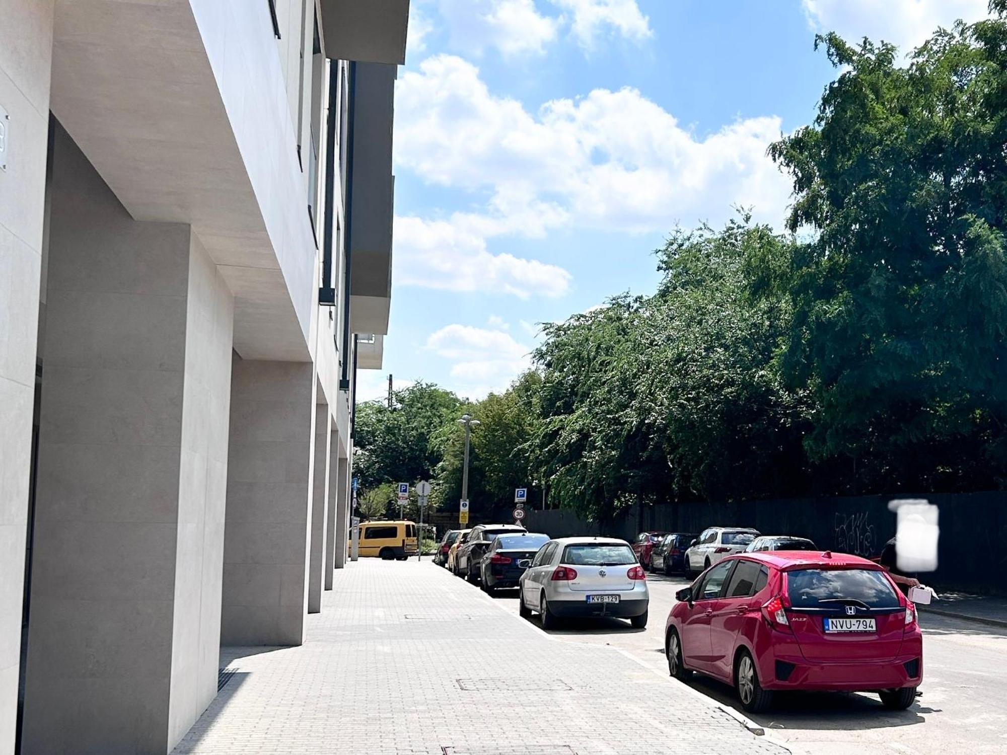 Downtown Family Haven: Modern 3BR with Balcony and Parking Apartment Budapest Exterior photo