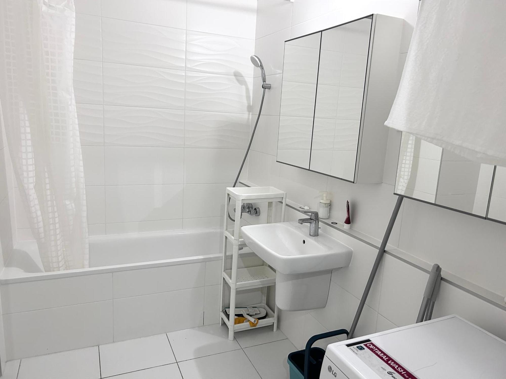Downtown Family Haven: Modern 3BR with Balcony and Parking Apartment Budapest Exterior photo